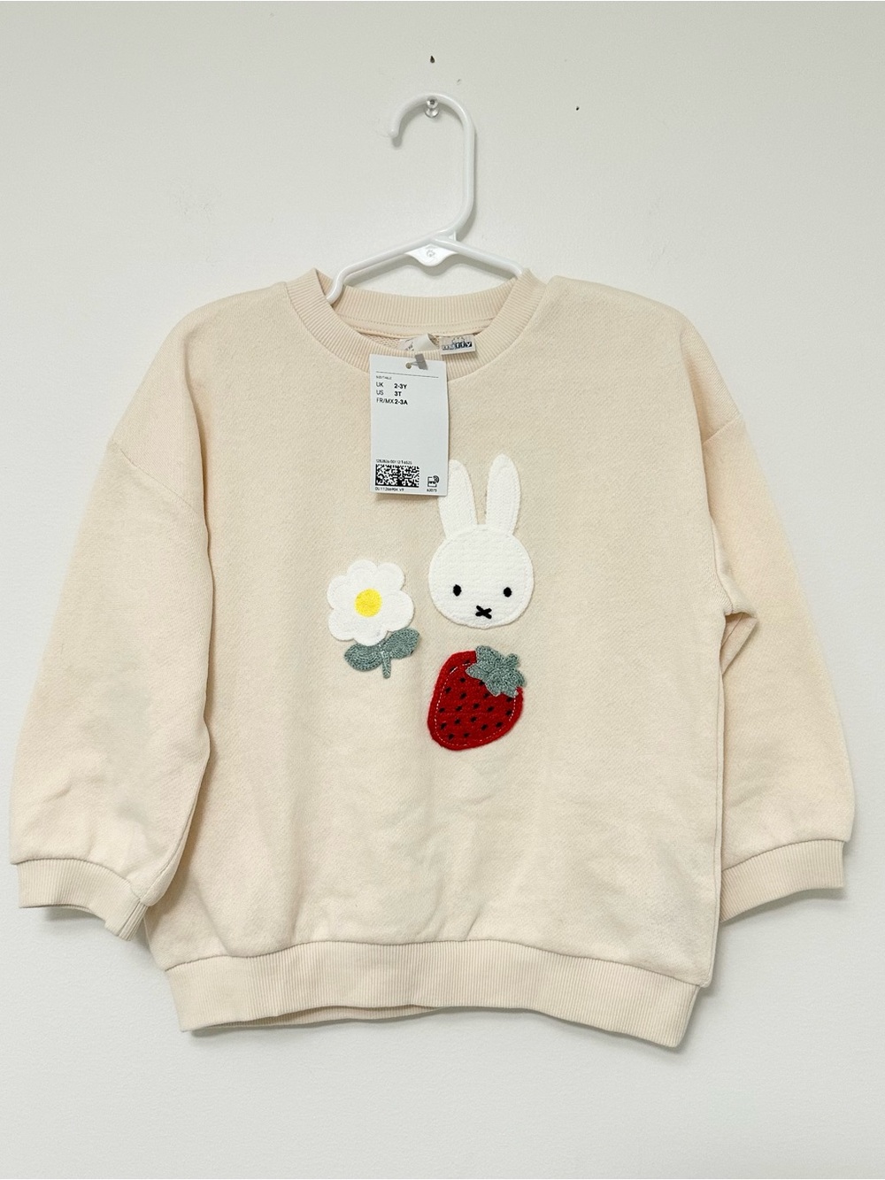 NEW Miffy Cream Bunny & Strawberry Appliqué Sweatshirt by H&M NWT Kids size 3T